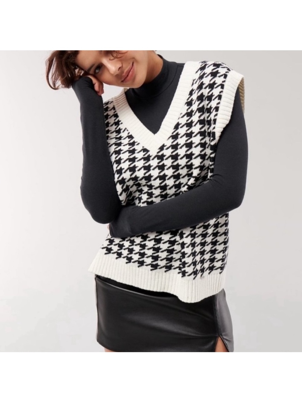 Hollister Black & White Houndstooth V-Neck Sweater Vest, Size Large
